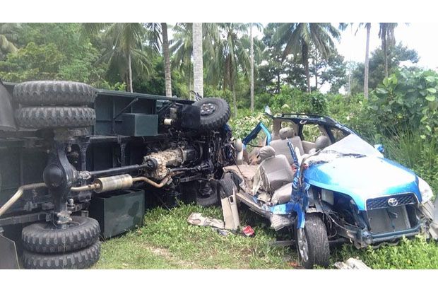 Mobil dan Truk TNI Saling...