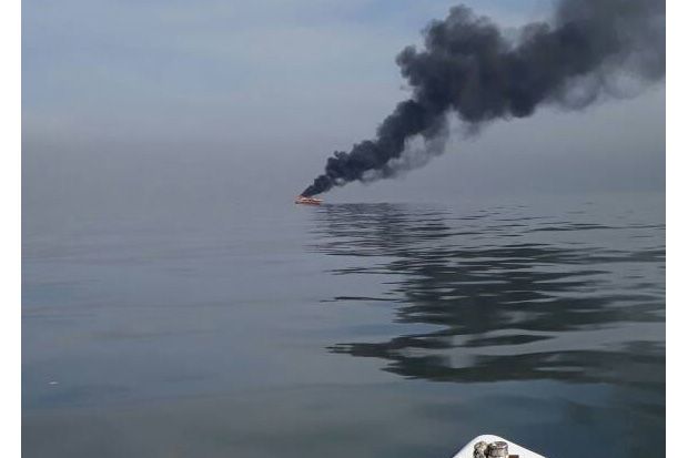 Kapal Terbakar di Kepulauan...