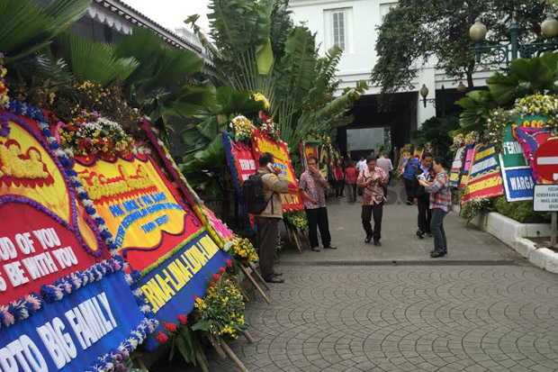 Dibanjiri Karangan Bunga,...