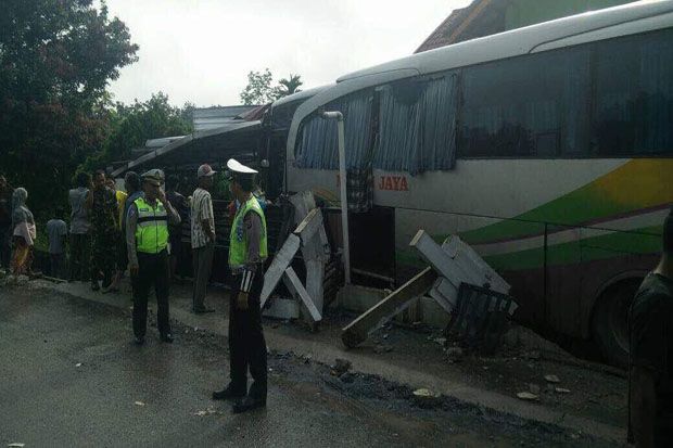 Hindari Lubang, Bus...