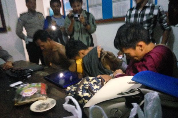 Bapak Ini Ajak Anaknya...