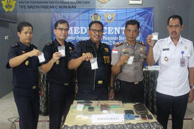 Selundupkan Sabu, Dua...