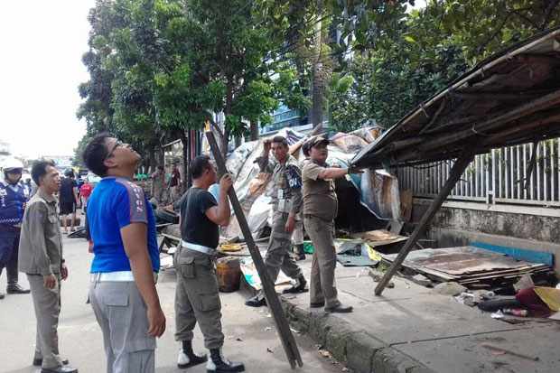 Petugas Gabungan Bongkar...