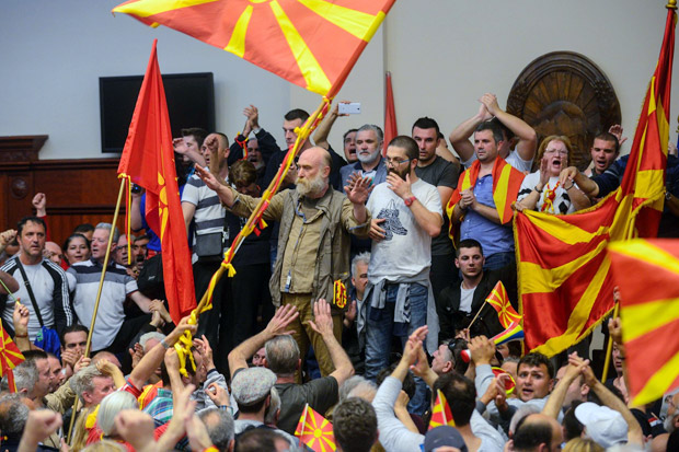 Demonstran Serang Parlemen...