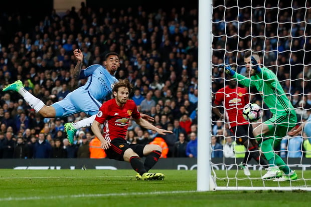 Bermain 10 Pemain, Setan...