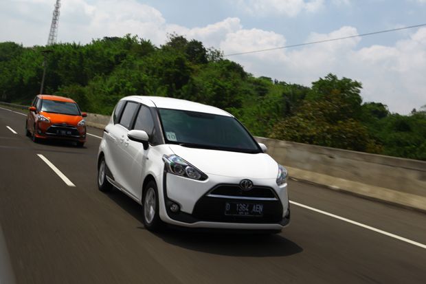 Sembilan Mobil Toyota...