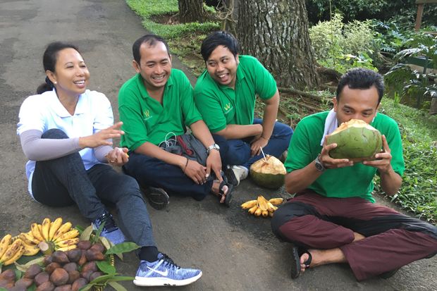 Menteri Rini Tinjau...