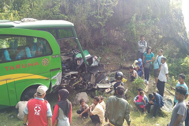 Diduga Rem Blong, Bus...
