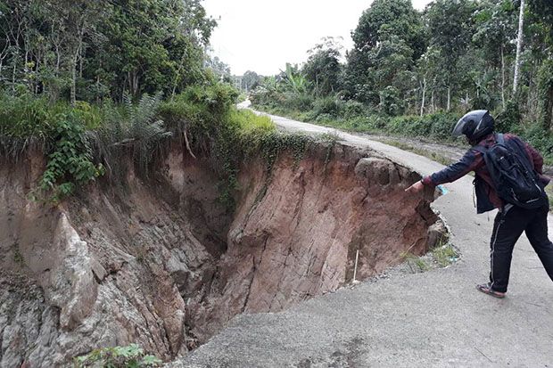 Longsor Jalan Makin...