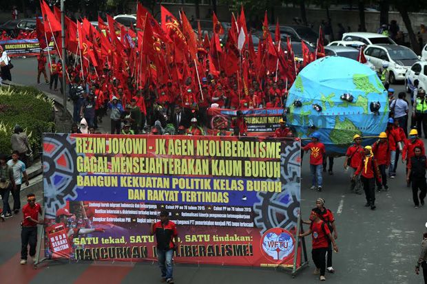 Dilarang Polisi, Massa...