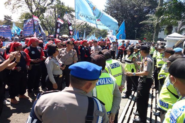 Ribuan Buruh di Jabar...