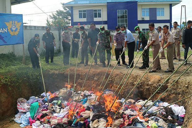 Bea Cukai Entikong Musnahkan...