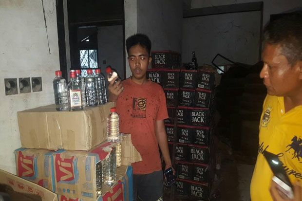 Warga Bongkar Gudang...