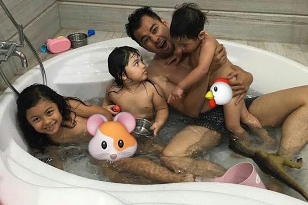 Mandi Bareng Rafathar,...