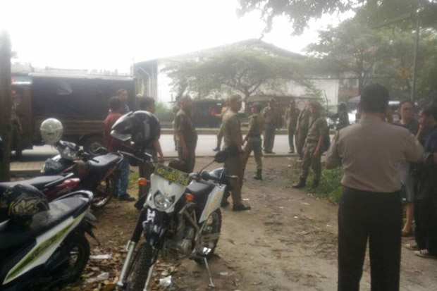 Blokade Jalan, Puluhan...