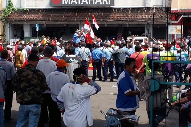 Ratusan Sopir Taksi...