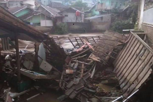 Banjir Bandang Terjang...