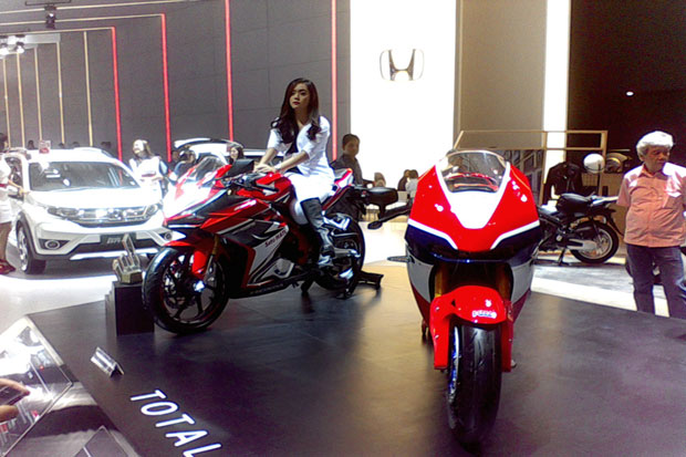 Telanjangi Honda CBR1000RR...