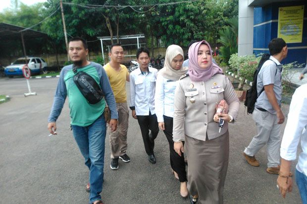 Tiga Pegawai Kantor...