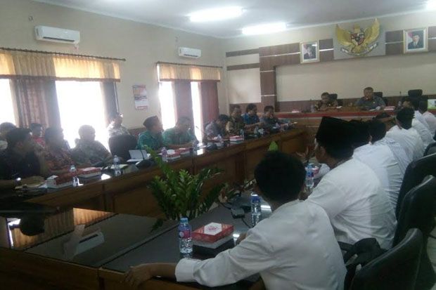 Jalan Rusak Parah, Warga...