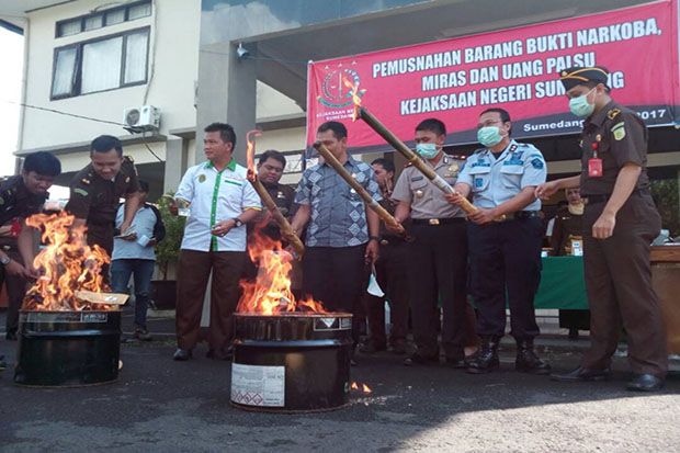Kejari Sumedang Musnahkan...
