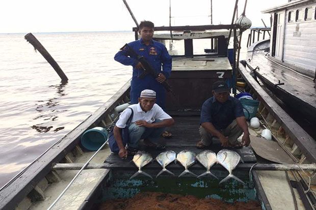 Mencuri Ikan di Perairan...