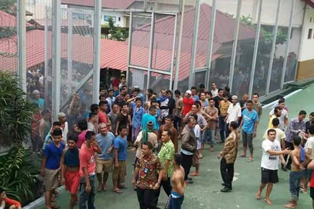 Bentrok di Lapas Pekanbaru,...