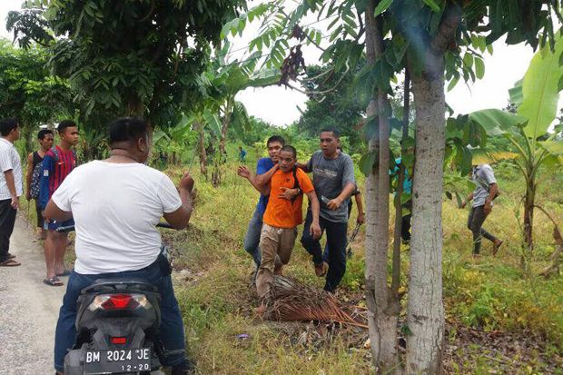 Ratusan Napi Kabur,...