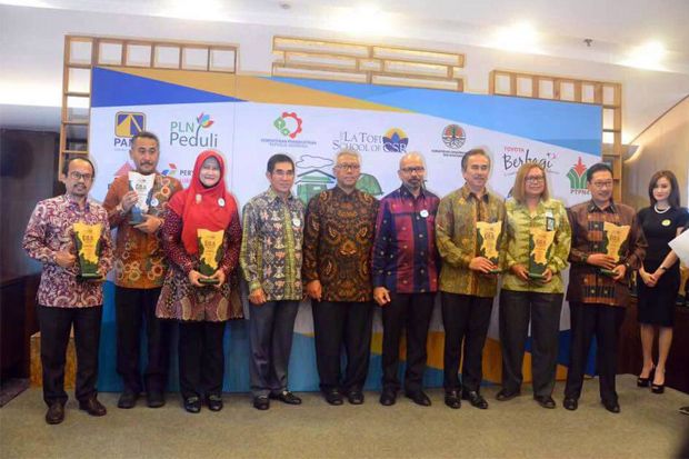 PLN Raih Penghargaan...