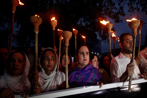 Massa Pakistan Serbu...