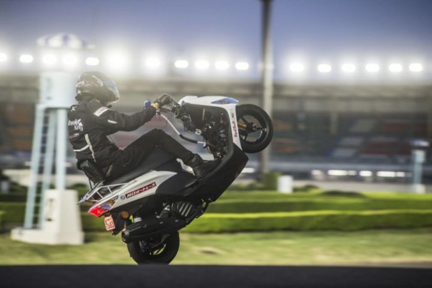 Dengan Skuter 125cc,...