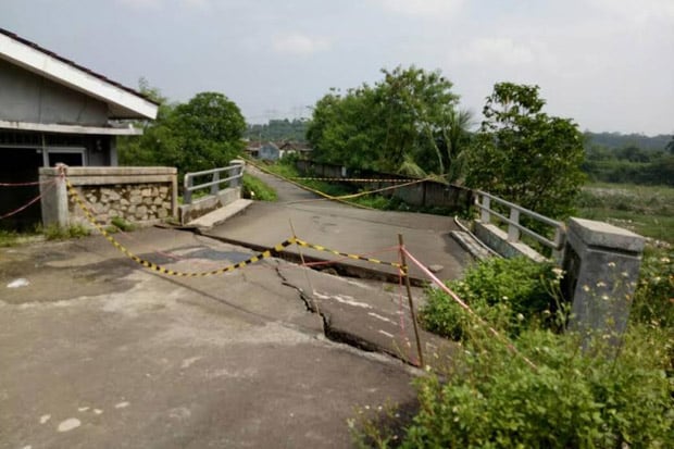 Jembatan Penghubung...