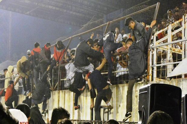 Suporter dan Polisi...