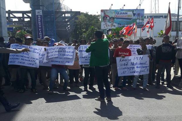 Tolak Kenaikan Tarif...