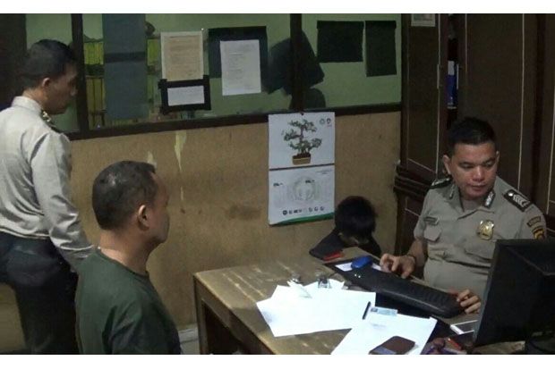 Kasih Uang Rp100 Ribu,...