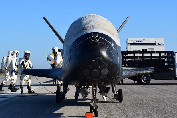 Pesawat X-37B AS Pulang...