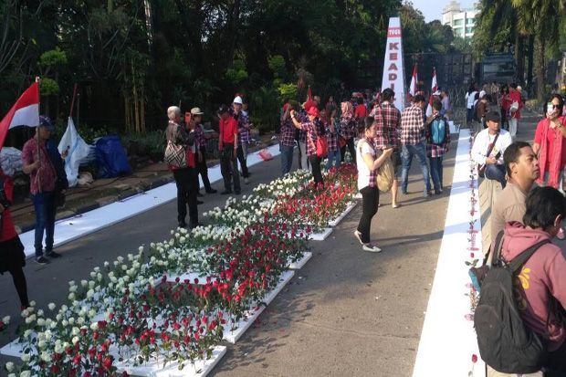 Massa Pro-Ahok Bawa...