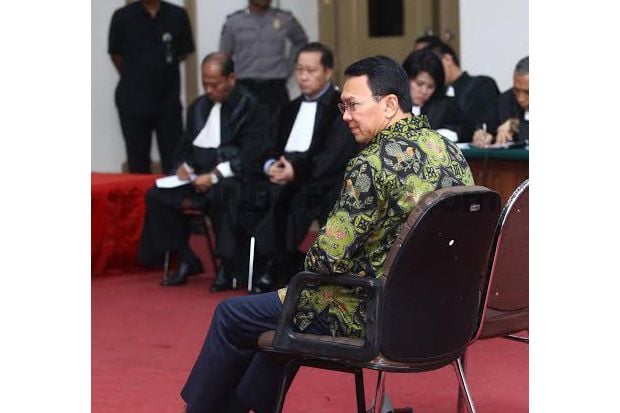 Majelis Hakim Perintahkan...