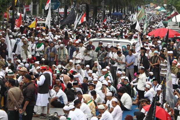 Sidang Usai, Massa Kontra...