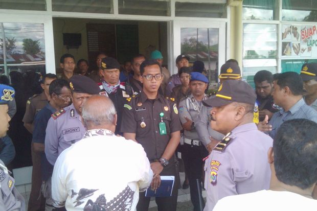 Tuntut Tersangka Dibebaskan,...