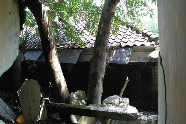 Turap Jebol, Rumah Guru...