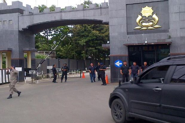 Menyusup ke Mako Brimob,...