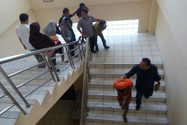 Pemeriksaan Awal, Polisi...