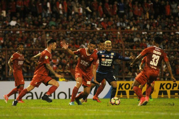 Bungkam 10 Pemain Arema,...