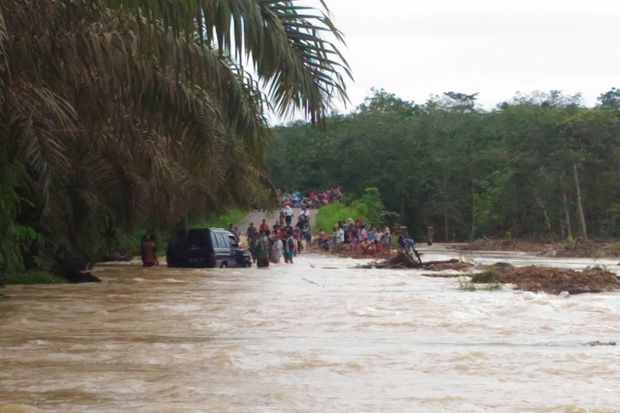 Dihantam Banjir Bandang,...