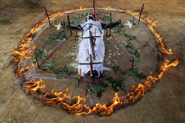 Telanjangi dan Bakar...