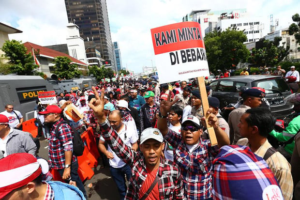 Abaikan Aturan, Demo...