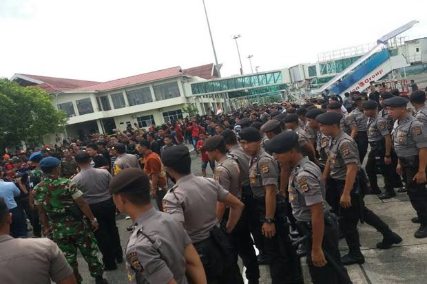 Fahri Hamzah Dihadang...