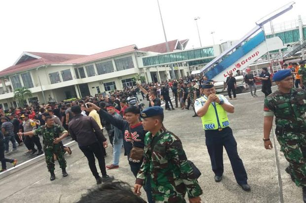 Ribuan Massa Tolak Fahri...