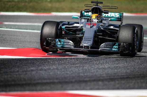 Lewis Hamilton Rebut...